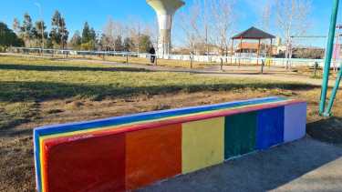El banco se pintó en la plaza de la Integración de Plaza Huincul (Andrea Vazquez)