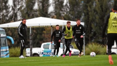 Lionel Messi será el referente de la ofensiva albiceleste en el derby rioplatense. Scaloni podría realizar hasta tres cambios.
