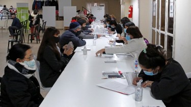 Trabajo a pleno en la Colonia Penal de Roca, donde esta semana superarán las 40.000 aplicaciones. (Foto: Juan Thomes)