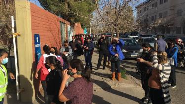 Después del audio que circuló por WhatsApp se formó una extensa fila en el Don Bosco. Foto: Yamil Regules
