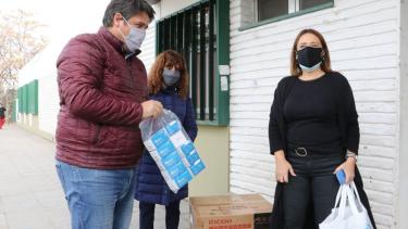Gaido entrega los equipamientos a la titular del nosocomio.  Foto: Prensa Municipalidad de Neuquén