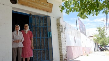 Diciembre de 2019, las Madres neuquinas frente a la Casa que hoy cumple 14 años (foto Florencia Salto)