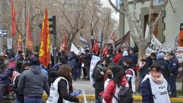 Polo Obrero protestó junto a los ceramistas en casa de Gobierno, luego se trasladaron a la ruta.  Foto: Yamil Regules