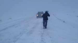 Rescataron a dos turistas varados en la nieve en Caviahue