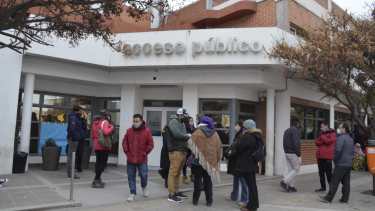 Los familiares de la docente aguardaban su evolución en el Castro Rendón. Foto: Yamil Regules
