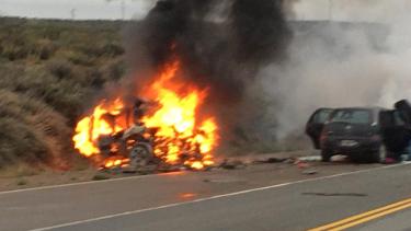 Por la violencia del impacto uno de los vehículos se incendió. (Foto Néstor Salas)