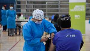 Argentina vacunó a la mitad de la población adulta con al menos una dosis