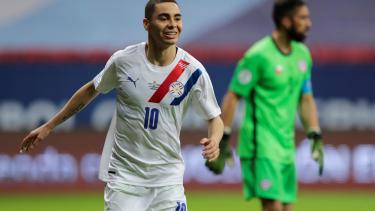 Almirón festeja el segundo gol de Paraguay ante Chile en la noche del jueves. 