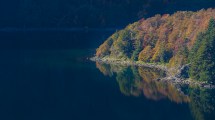 Imagen de Lago Hermoso, donde el otoño en la Patagonia se hace mágico