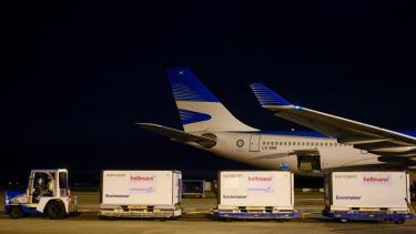 El segundo vuelo de esta semana de Aerolíneas Argentinas llegó con más dosis de la vacuna Sinopharm.