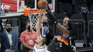 Ayton en el momento de anotar para los Suns y ganar el partido ante los Clippers. 