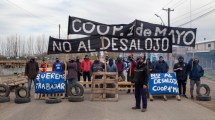 Imagen de Trabajadores de una cooperativa cortan la ruta 65, en el acceso a Roca