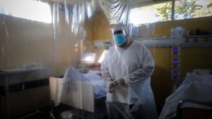 Argentina superó las 93000 muertes por coronavirus, mientras registra una leve baja de contagios
