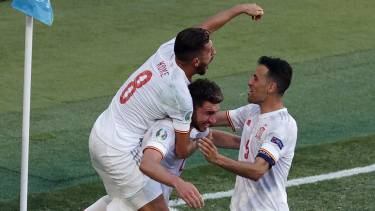 España logró su primer triunfo en la Euro y en octavos jugará contra Croacia.