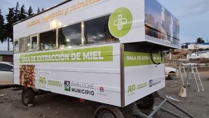 Los apicultores de Bariloche y la región tienen una sala de extracción móvil de miel