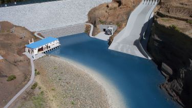 La represa sobre el río Neuquén fue adjudicada en 2014 pero aún lo logra cerrar el financiamiento.