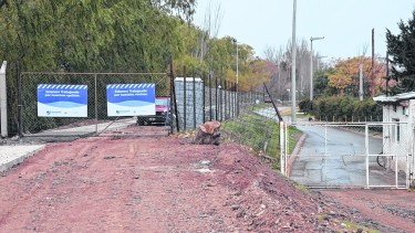 El Municipio consiguió la llave del portón de acceso al barrio pero el camino costero se hace al costado donde la AIC construyó la defensa del río Neuquén.