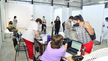 Convocaron a personas mayores de 60 años de Regina para recibir la segunda dosis de Sinopharm. (Foto Néstor Salas)