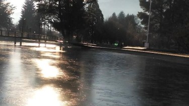 Se congeló la laguna de la plaza Pagano en El Bolsón. Foto: gentileza