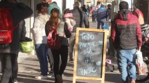Imagen de Los bares podrán tener clientes en sus mesas hasta las 23 en Neuquén capital