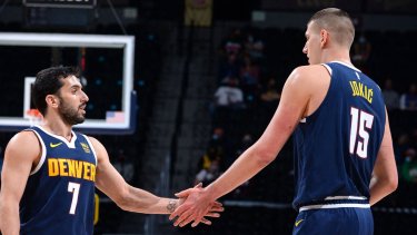Campazzo y Jokic tienen muy buena onda. Ambos integran el quinteto titular de los Nuggets. 