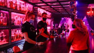 Reabren discotecas y locales nocturnos en Madrid y Barcelona tras el cierre por coronavirus