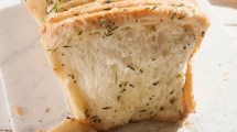 Imagen de No dejes de hacer este pan libro con hierbas y queso