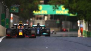 Checo Pérez ganó en un insólito final en Baku