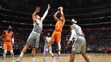 Booker fue el goleador de la noche, pero tuvo baja efectividad y salió antes de tiempo por pasar el límite de faltas.