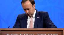 Imagen de Renunció el ministro de Salud británico por romper el distanciamiento social con su amante