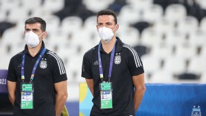 Scaloni criticó el mal estado del campo de juego en Argentina-Chile