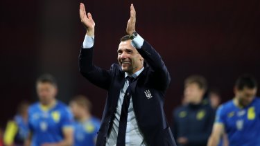 Andriy Shevchenko aplaude a la parcialidad ucraniana y festeja la clasificación histórica de su país. 