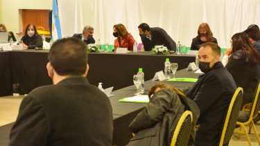 Carreras encabeza la reunión que se realiza en Viedma. Foto: Marcelo Ochoa.