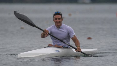 Rodríguez, el palista nacido en el río Negro, entrena duro de cara a sus dos compromisos. Foto Gentileza.