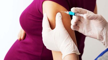 Oficializan incorporación al calendario de vacuna contra bronquiolitis para personas gestantes.