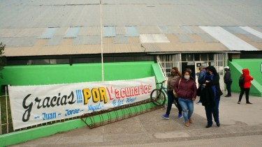 Vecinos anónimos colgaron un pasacalle en el vacunatorio de Viedma. Foto: Marcelo Ochoa