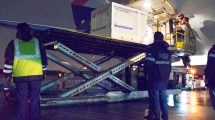 Imagen de Llegaron más de dos millones de vacunas AstraZeneca de Estados Unidos y Sinopharm de China