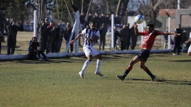 Cristian Taborda fue titular en Cipolletti, marcó un gol y vistió la camiseta número '10'. Regreso ideal. Foto: Juan Thomes 