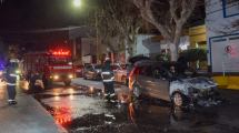 Imagen de Alcanzaron a salir del auto, antes de que se incendie casi por completo