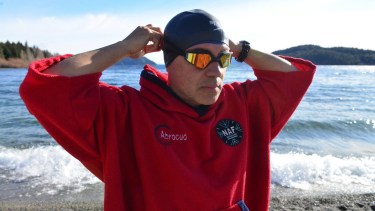 Facundo Palumbo nada en las frías aguas del lago Nahuel Huapi todo el año. Foto: Alfredo Leiva