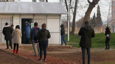 Otra vez las filas para testeos covid-19 en el predio del hospital de Roca. Fotos: Juan Thomes