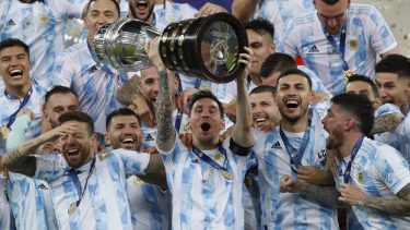 Lionel Messi levanta el trofeo después de ganarle a Brasil en julio de 2021, en el Maracaná. (AP Photo/Bruna Pardo)