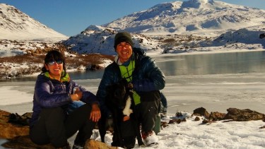 Esther, Flavio y un amigo fiel en la laguna De Las Penas congelada en Caviahue, con el volcán Copahue y su fumarola de fondo. Foto: De La Patagonia al mundo