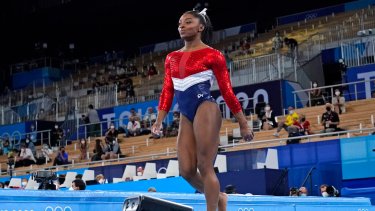 Simone Biles, la gimnasta estrella de USA abandonó la prueba en Tokio por la presión que sufría. (Foto: AP)