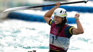 Palista australiana arregló su kayak con un preservativo y se colgó una medalla