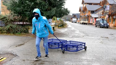 El municipio y también los prestadores de servicios del cerro Catedral agilizan las tareas para la temporada. Foto: Chino Leiva