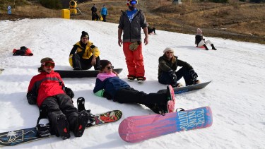 Ayer en el primer día de pre temporada del cerro Catedral, un grupo de jóvenes aprendían de la mano de Nicolás las técnicas del snowboard. Foto: Chino Leiva