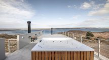 Imagen de El Chocón: dos casas de hormigón que parecen flotar sobre el lago