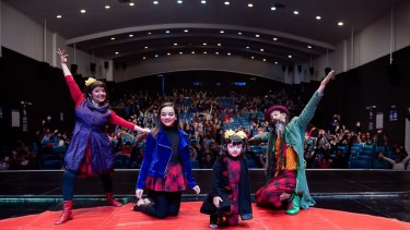 Paola Mamfre y Pablo Vigliano conforman una compañía familiar de circo callejero que completan Camila y Sofía, sus hijas.  