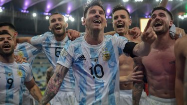 Los jugadores argentinos y un momento de locura total. 